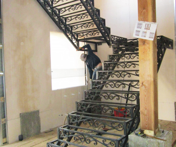 металлический каркас лестницы