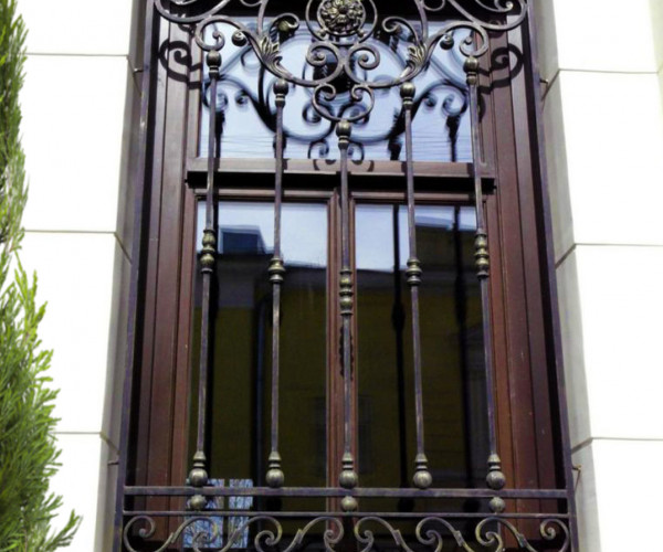 кованые металлические решетки на окна