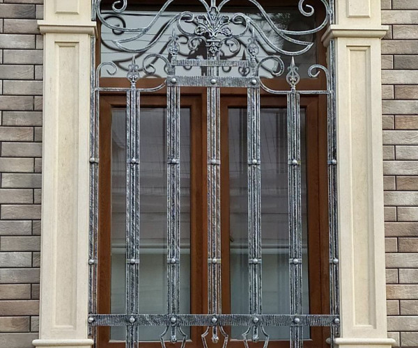 кованые металлические решетки на окна